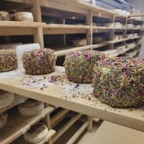 TOMMETTE DE BREBIS AUX FLEURS LA PART DE 200G